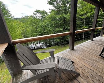 Merry Mammoth Cabin on 16 Acres with Hiking Trails and Direct Nolin Lake Access - Mammoth Cave - Balcony