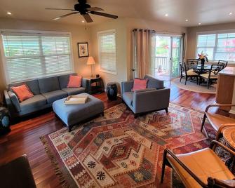 Relax In The Heart of Lana'i - Lanai City - Living room