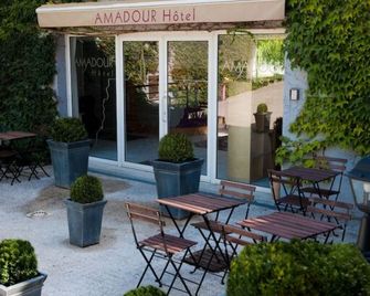 آمادور هوتل - روكامادور - شرفة مرصوفة