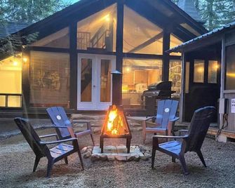 Le1603 - Le Petit Caribou - Chalet spa et plage - Sainte-Lucie-des-Laurentides - Patio