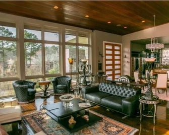 2 Kings | Chapel | Jet Tub | Elevator | DT 12 mins - Marshall - Lounge