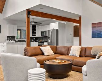 Berkshires Lodge | Pool, Hot Tub & Fire Pit - Becket - Living room