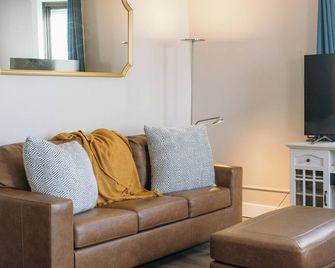 Charming 1-Bedroom House In Delightful Winona With Wifi, Ac And Private Patio - Winona - Living room