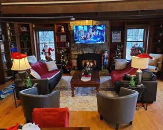 Cozy Hemingway Retreat 3500sf HotTub Pool Tennis Ct - Lovettsville - Lounge