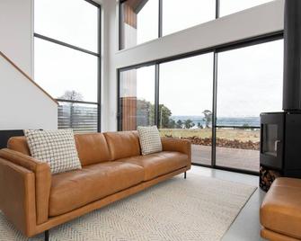 Koze Haus - Blissful Barn by the River - Hillwood - Sala de estar