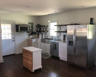 Isolate Stay at Pilot Mountain - Pinnacle - Cocina