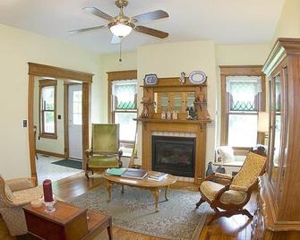 Yorkburg Manor Bed & Breakfast - Williamsburg - Living room