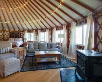 JJR Private Yurt with full bathroom, mountain views, - Sisters - Living room