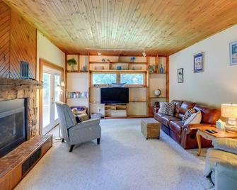 Hart Haven w/ Cozy Fireplace, Deck & Grill! - Hart - Living room