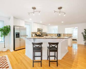 Charming Lower-Level Flat, Walk to Sports Stadiums - Détroit - Cuisine