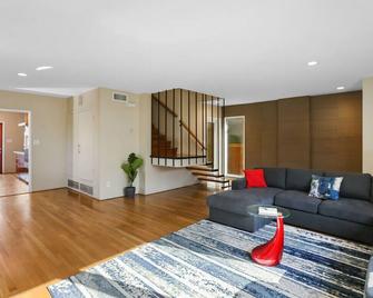Luxury Beach House W Jacuzzi, Bbq, 2 Parking Space - Long Beach - Living room
