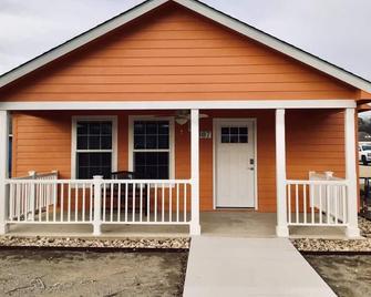 Pioneer Village-Red Dirt Cabin-3 Blocks To Merc - Pawhuska - Building