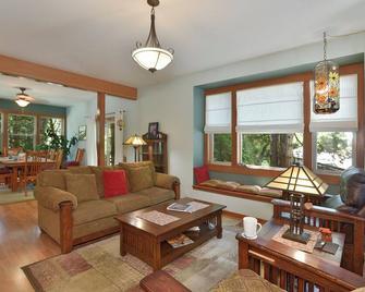 TreeTop Cottage in the trees overlooking the river - Dunsmuir - Living room