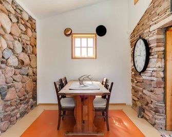 Villa Tocaya: 3 Unique Homes in O'Keeffe Country! - Abiquiu - Dining room