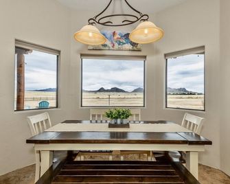 Tilted Horse Ranch in the heart of wine country - Elgin - Dining room