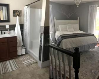 Historic Cottage Rental with Lovely River Views in Wrightsville, Ohio - Manchester - Bedroom