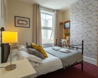Innit Rooms - Upper Rock - Brighton - Bedroom