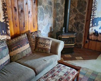 Charming 2-bedroom lakefront cabin in delightful Phillip,WI - Phillips - Sala de estar