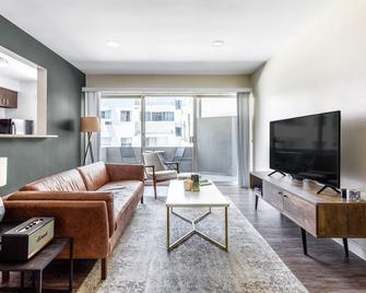 Mod Brentwood 1BR w/ Pool, walk to San Vicente shops, by Blueground - Los Angeles - Sala de estar