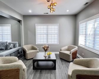 Sleeps 24+ Luxury house Near Chicago 12 king beds - Des Plaines - Pokój dzienny