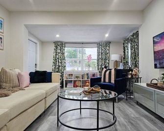 The Ruby - Hot Tub - King beds - Close to LMC - Fort Lauderdale - Sala de estar