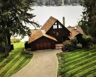Beautiful Private Lake Lodge with Private Dock and Mountain Views - Spanaway - Edificio
