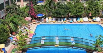 加濟帕夏星星飯店 - 錫德 - 游泳池
