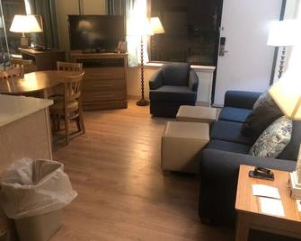 The Barclay Towers Hotel and Resort - Virginia Beach - Living room