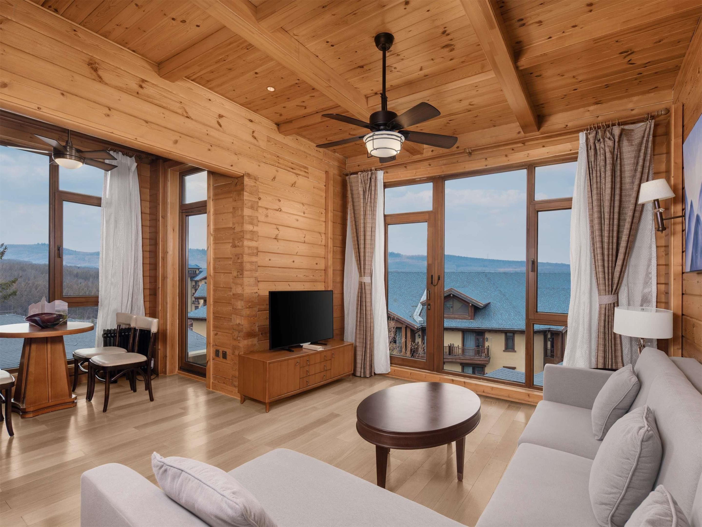 سويسوتيل ريزورت تشانجبيشان - بايشان - غرفة معيشة