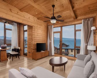 سويسوتيل ريزورت تشانجبيشان - بايشان - غرفة معيشة