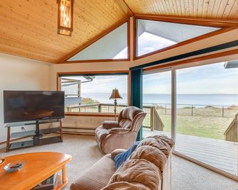 Oceanfront Port Angeles Home w/ Mountain View! - Port Angeles - Living room