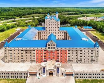 2BR Suite at The Grand Castle Pool Gym & Parking - Grandville