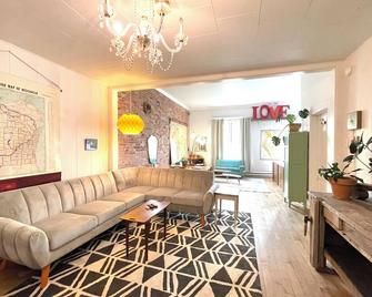 City Apartment | In the heart of historic downtown - Sturgeon Bay - Sala de estar