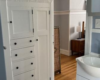 Downtown Alexandria Bay & Right on the St.Lawrence River - Alexandria Bay - Bedroom