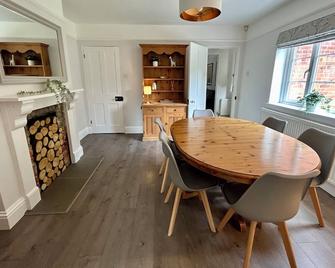 Beautiful Victorian cottage in Ashtead easy access to London set in countryside - Epsom - Dining room