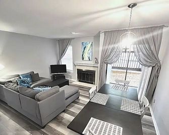 Large Modern 2 Bed/2 Bath -7 Min Dt In Central Atx - אוסטין - סלון