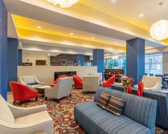 La Quinta Inn & Suites by Wyndham Bloomington - Bloomington - Lounge
