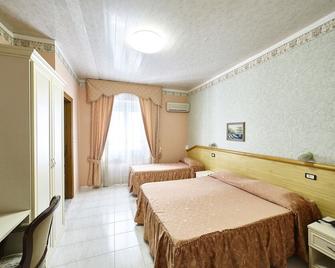Albergo Nuovo Belvedere - Battipaglia - Schlafzimmer