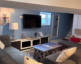 Chic 1-bedroom apartment in fabulous Chicago with AC - Chicago - Living room