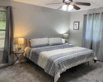 New!! Woodcrest Cottage - Close to Tri-Cities - Kingsport - Bedroom