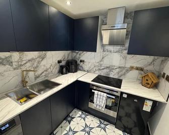 Gloucester - Apartment - Sleeps 2 - Parking - 97ws - Gloucester - Kitchen