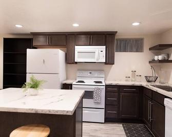 Charming 2-bedroom basement apartment in Ogden! - Ogden - Kitchen