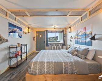 2nd Floor Newly Renovated room in Hatcher Pass Castle - Willow - Habitación