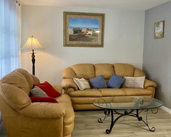 Relaxat at Lovely home by the Warm Mineral Springs in Sunshine Florida. - Warm Mineral Springs - Living room