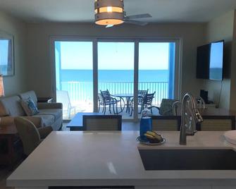 Sunset From Your Balcony! Beachfront, 2 Bed, 2 Bath, Heated Pool, Unit 304 - Indian Rocks Beach - Dining room