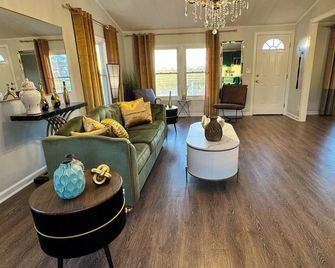 Charming luxurious 2-bedroom house in enchanting Cape Charles - Cape Charles - Huiskamer