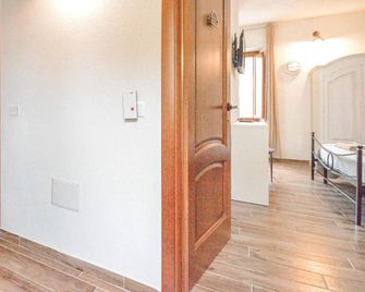 Cozy home in Ollolai with house a mountain view - Ollolai - Pasillo