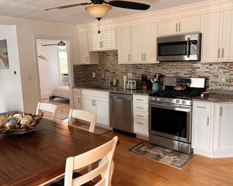 brDanvers spacious apt near Salem historic witch town Mall / Hospital - Danvers - Kitchen