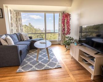 Sea view and garden 10 minutes from city - Christchurch - Living room