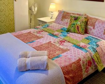 Art Deco Inspired 2 bedroom House - Single Level, Free Wifi and driveway Parking - Brighton - Bedroom